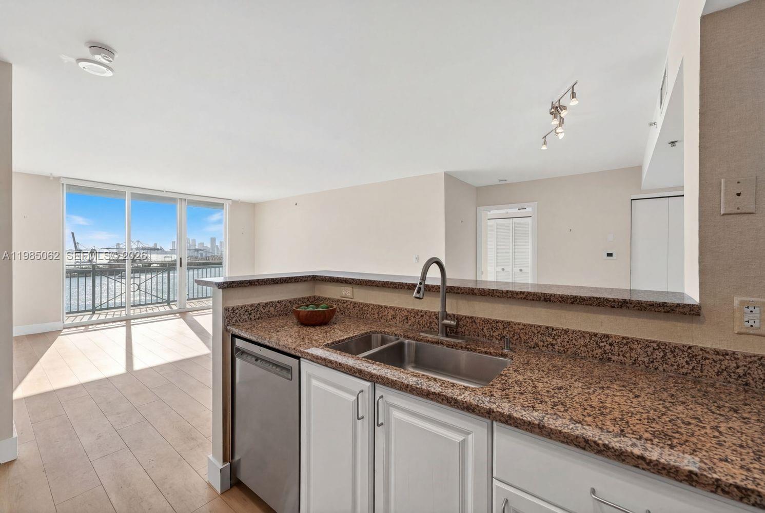 90 Alton Road, Unit 1810 Miami Beach, FL 33139 - Photo 7 of 20