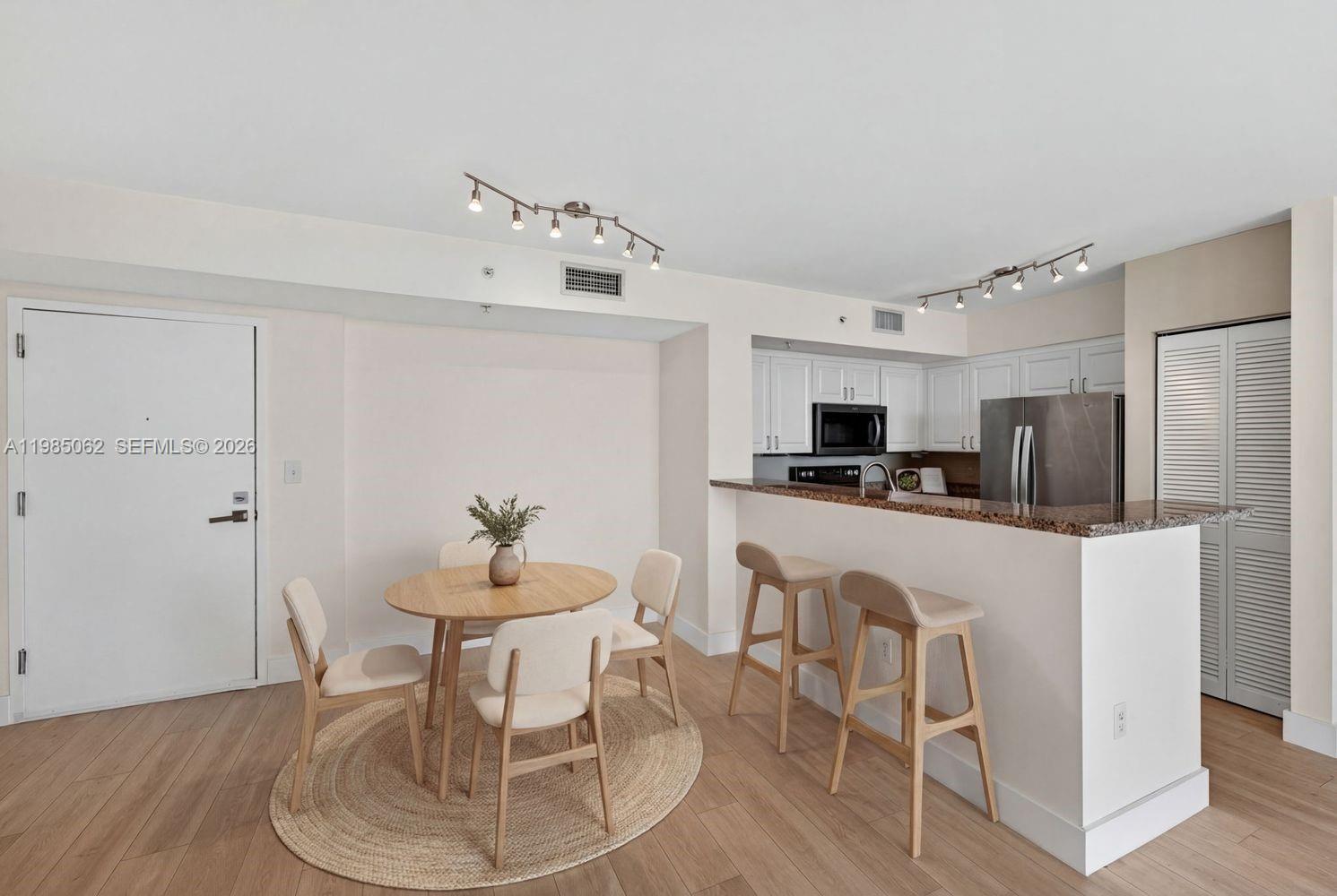 90 Alton Road, Unit 1810 Miami Beach, FL 33139 - Photo 8 of 20