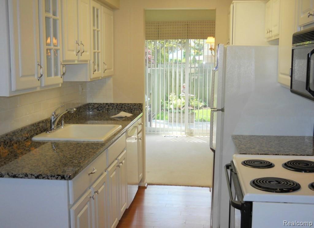 68 Stratford Lane, Unit 13 Rochester, MI 48309 - Photo 8 of 20 Kitchen