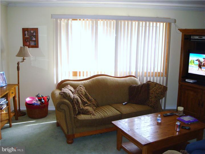 10912 Lockart Road Philadelphia, PA 19116 - Photo 2 of 16 Living Room