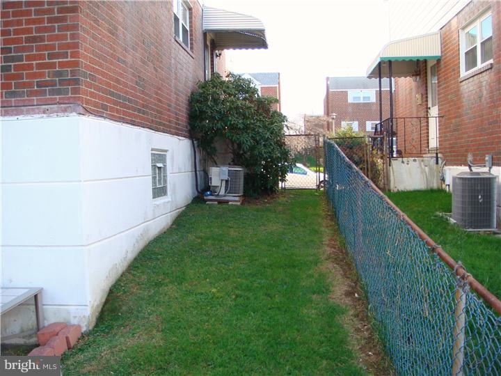 10912 Lockart Road Philadelphia, PA 19116 - Photo 16 of 16 Side Yard