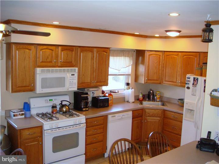 10912 Lockart Road Philadelphia, PA 19116 - Photo 4 of 16 Kitchen