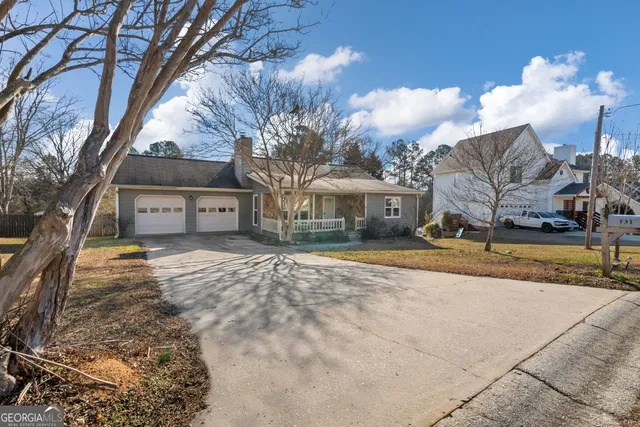 a view of a house with a yard