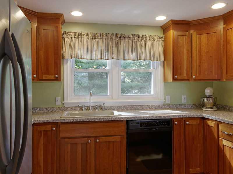 28 Tall Pine Road Cape Elizabeth, ME 04107 - Photo 15 of 34 Kitchen.