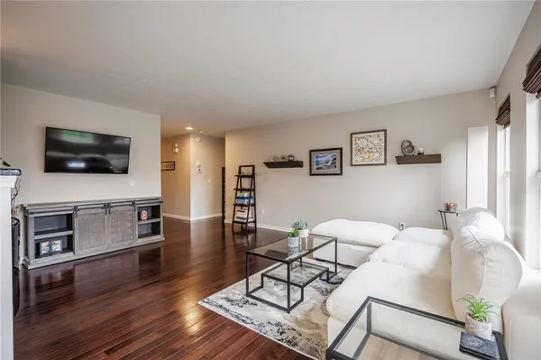 $399,900 | 929 Surrey Hill Way, Henrietta, NY 14623