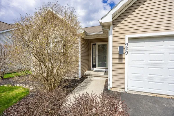 $399,900 | 929 Surrey Hill Way, Henrietta, NY 14623