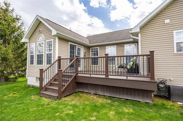 $399,900 | 929 Surrey Hill Way, Henrietta, NY 14623