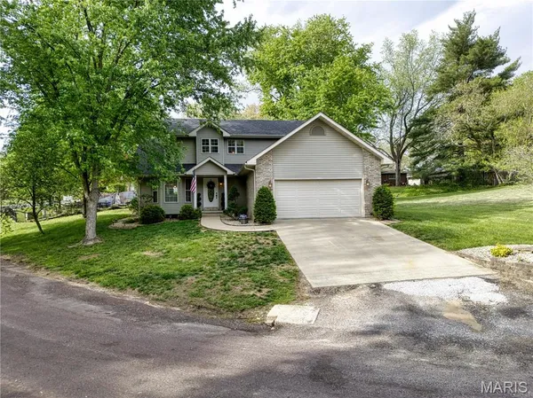 $279,900 | 2160 Hill Crest Drive, Highland, IL 62249