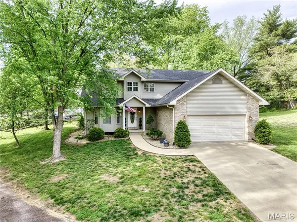 $279,900 | 2160 Hill Crest Drive, Highland, IL 62249