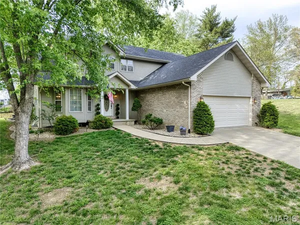 $279,900 | 2160 Hill Crest Drive, Highland, IL 62249