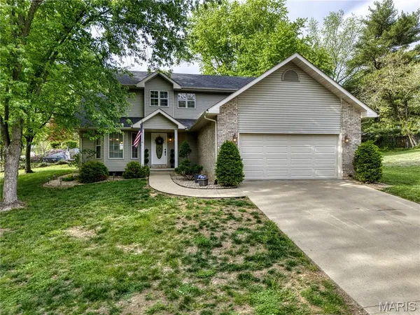 $279,900 | 2160 Hill Crest Drive, Highland, IL 62249