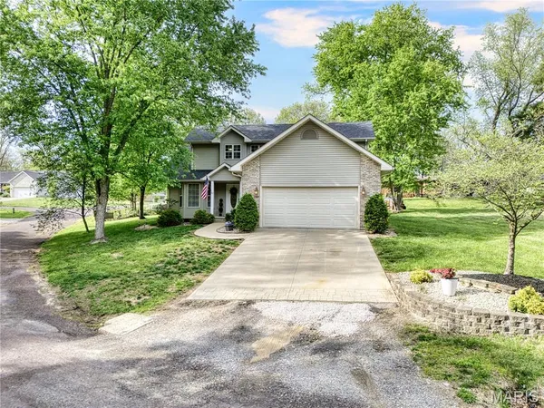 $279,900 | 2160 Hill Crest Drive, Highland, IL 62249