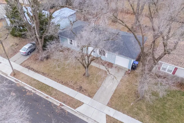 a view of a backyard