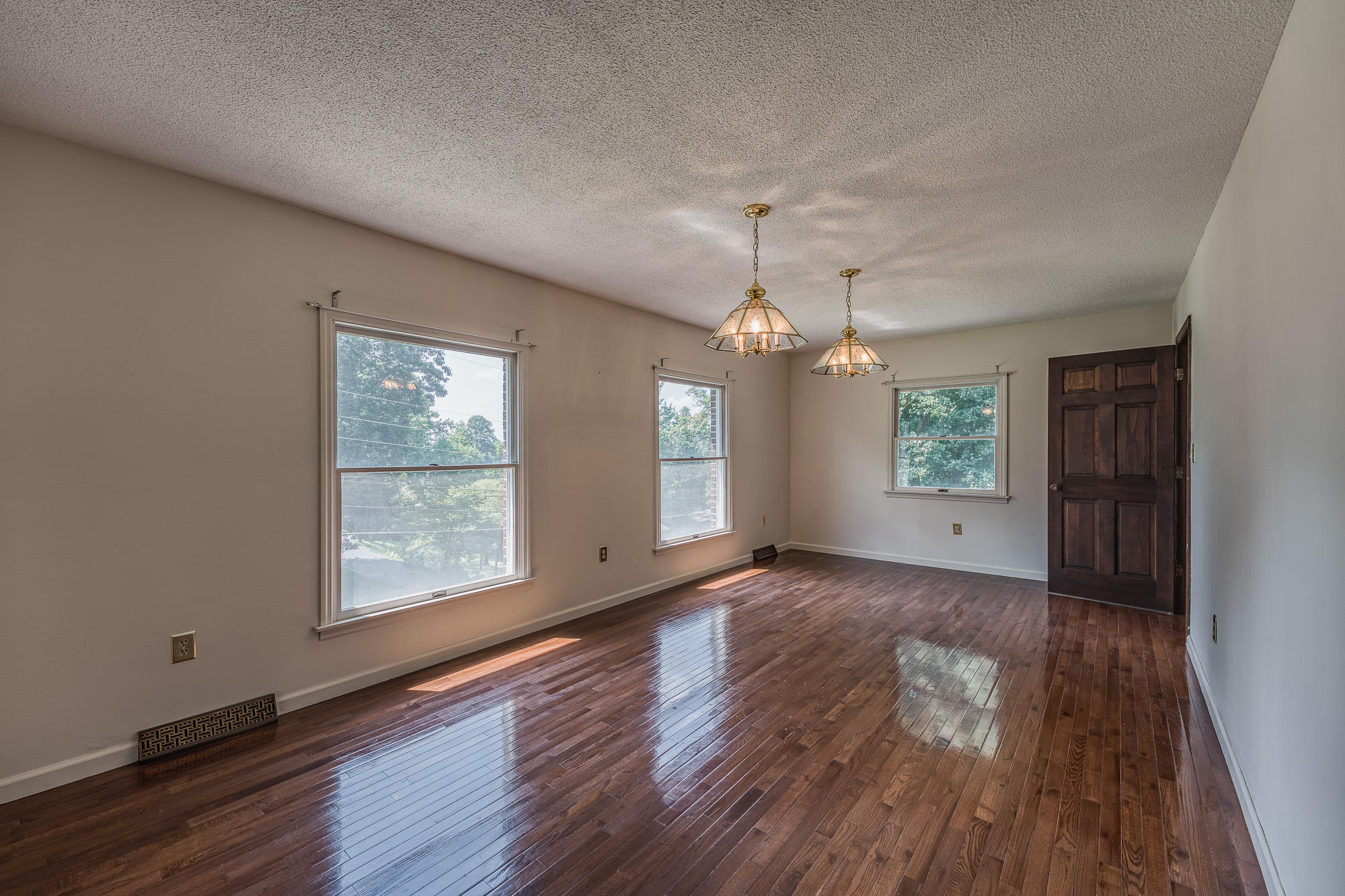 21329 Plantation Road Bristol, VA 24202 - Photo 4 of 50 21329PlantationRoadBristolVA-003