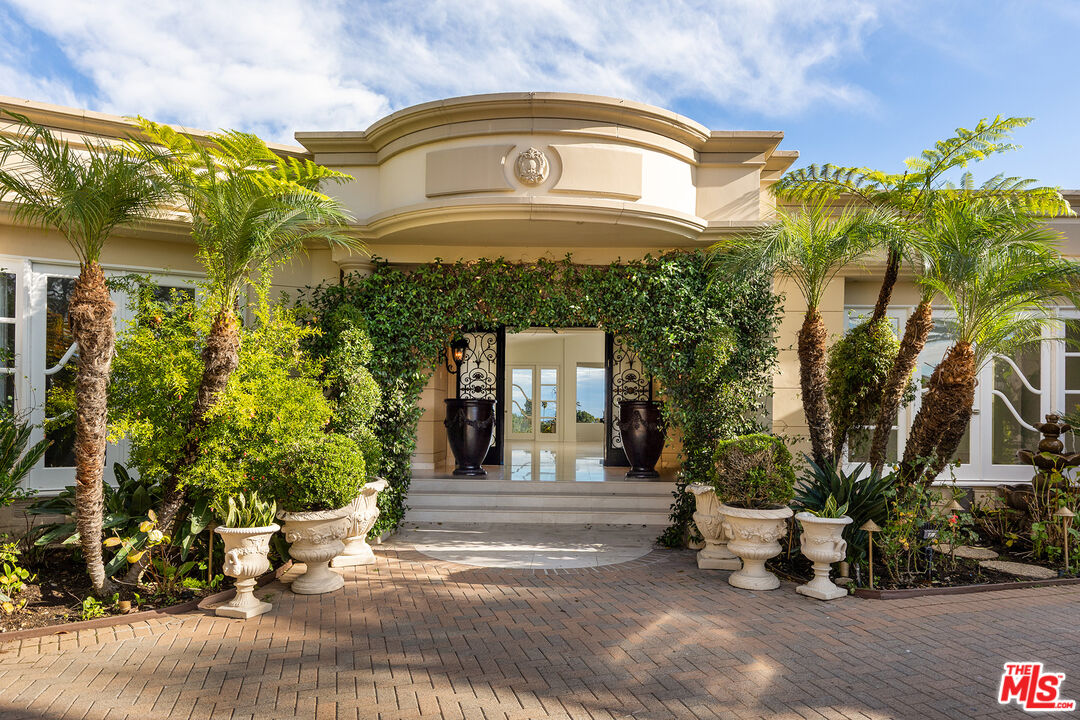 1630 Carla Ridge Beverly Hills, CA 90210 - Photo 4 of 22 a front view of a building