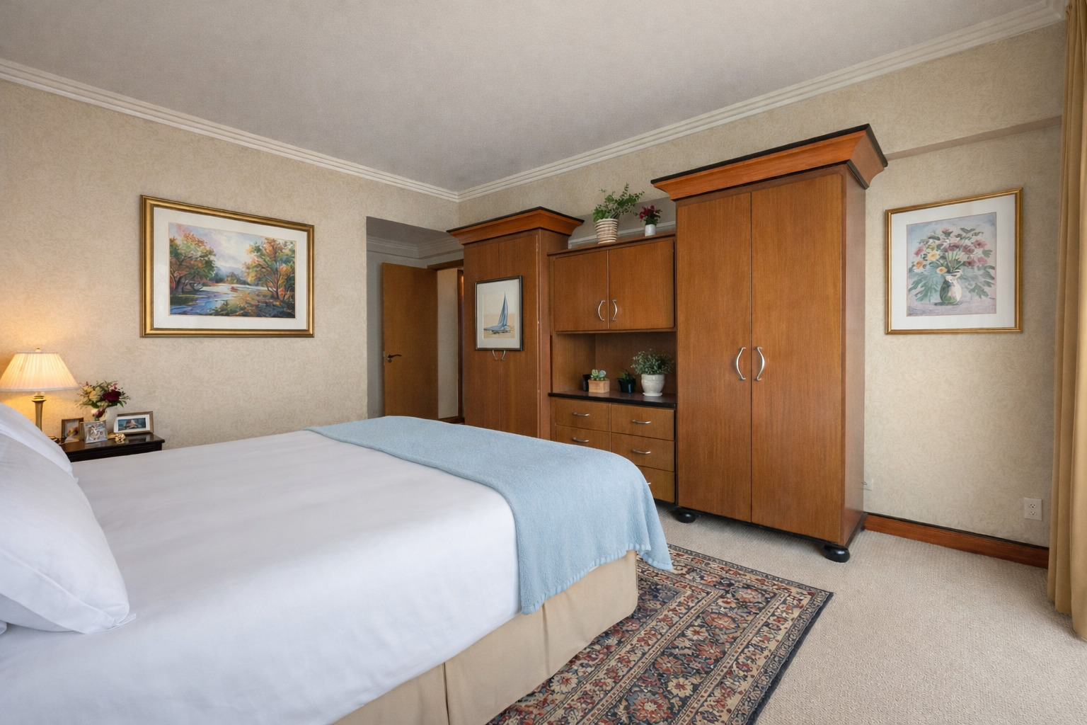 175 East Delaware Place, Unit 9007 Chicago, IL 60611 - Photo 20 of 27 a bedroom with a bed and a area