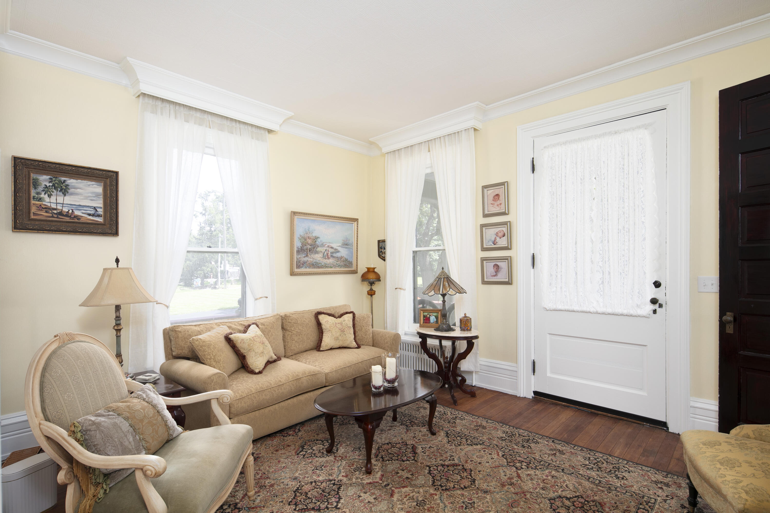 206 College Road Paris, KY 40361 - Photo 7 of 42 Front Entry Room