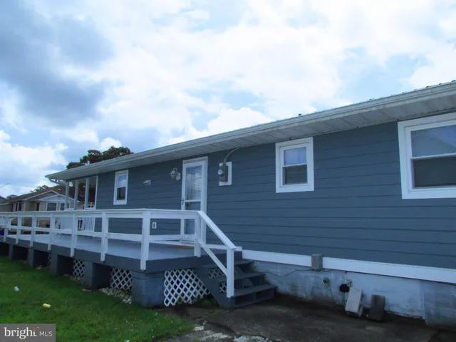 a view of house with a yard