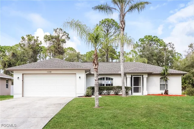 a view of a yard in front of house