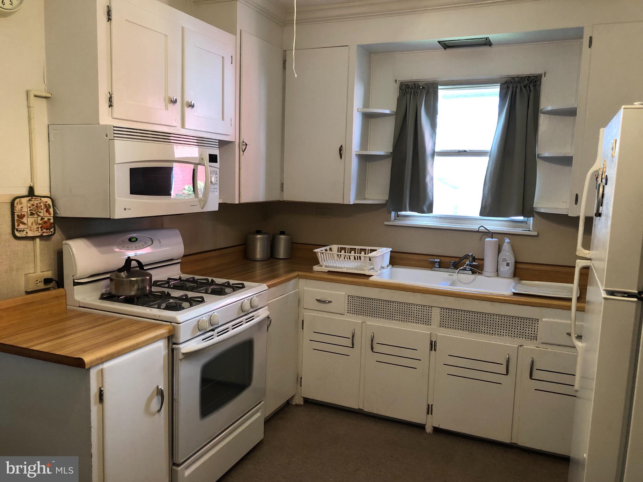 3326 Ridgeway Street Reading, PA 19605 - Photo 8 of 20 Eat in Kitchen all appliances remain !