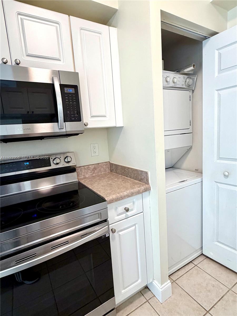 17150 North Bay Road, Unit 2419 Sunny Isles Beach, FL 33160 - Photo 10 of 27 a kitchen with a stove and a microwave