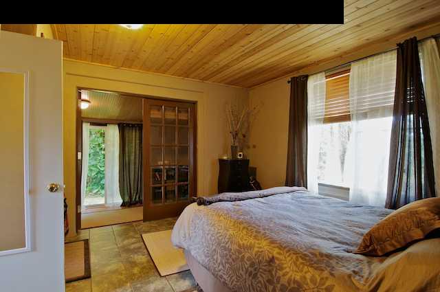 490 Kaupakalua Road Haiku, HI 96708 - Photo 19 of 30 a bedroom with a bed and a mirror
