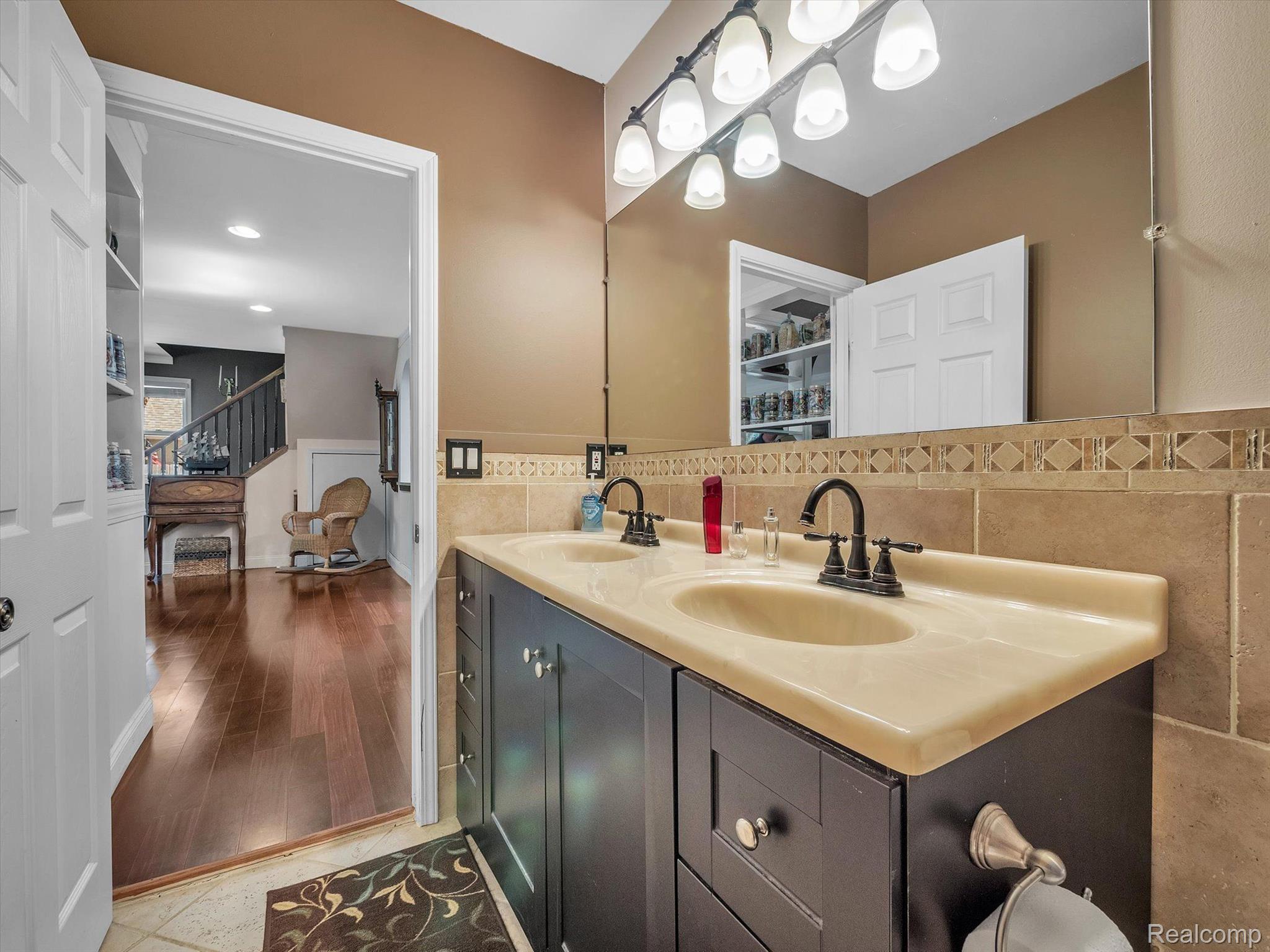 654 Crescent Lake Road Waterford, MI 48327 - Photo 16 of 46 Gallery Image 16