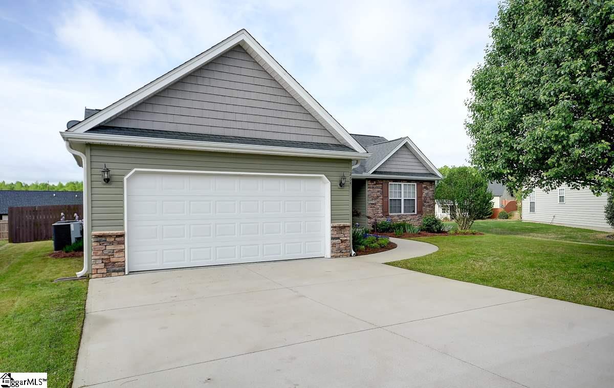 264 Sleepy River Road Simpsonville, SC 29681 - Photo 5 of 33 Gallery Image 5