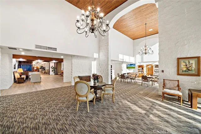 a view of entryway with garden