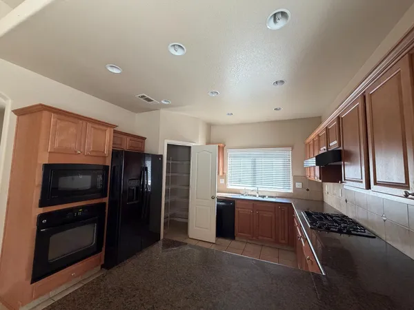 $689,000 | 548 West Serena Avenue, Clovis, CA 93619