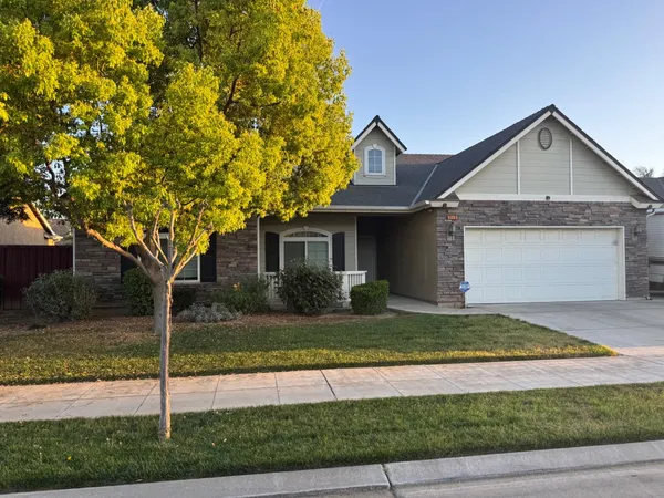$689,000 | 548 West Serena Avenue, Clovis, CA 93619
