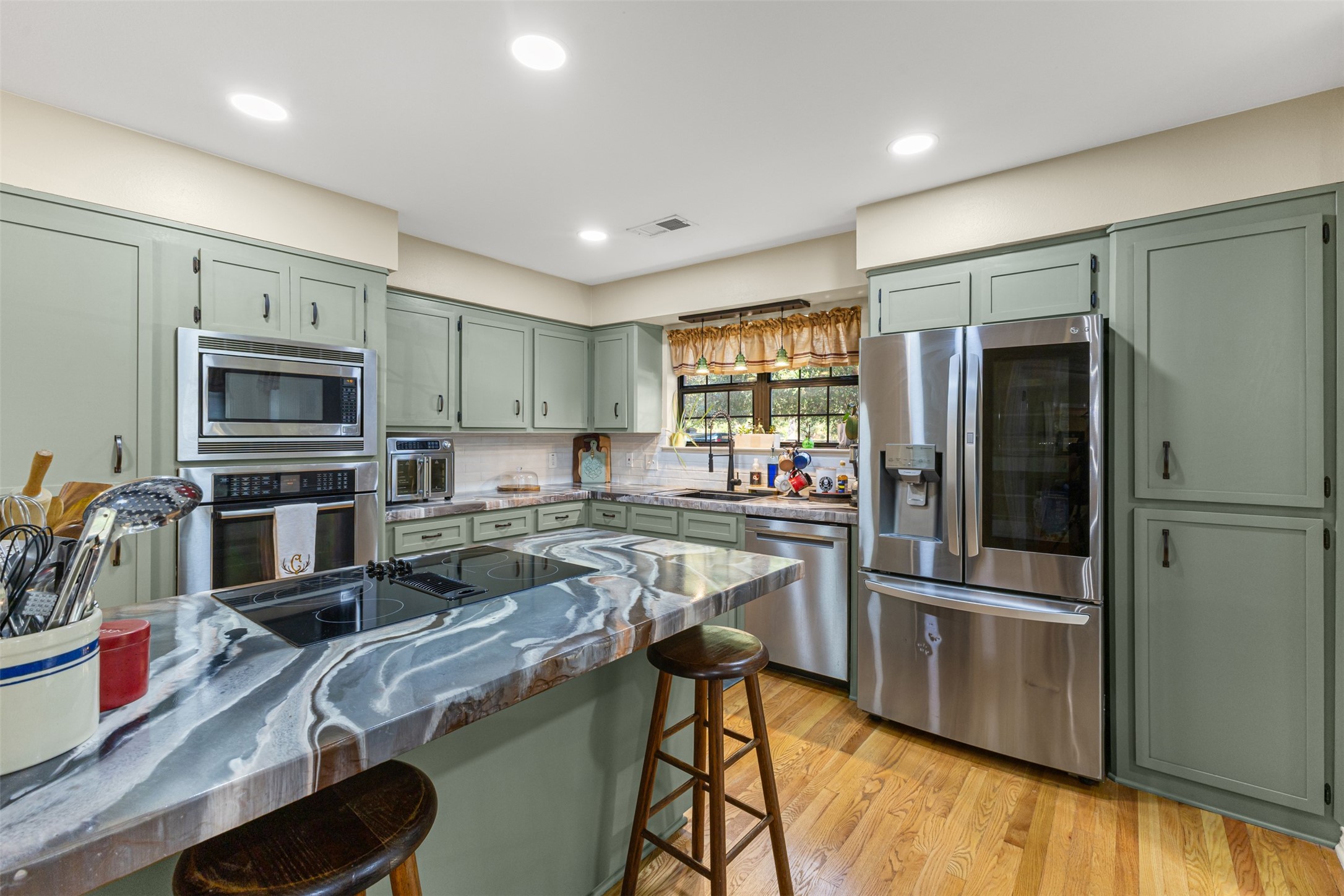 31928 Reids Prairie Road Waller, TX 77484 - Photo 12 of 49 a kitchen with a refrigerator microwave and stove top oven