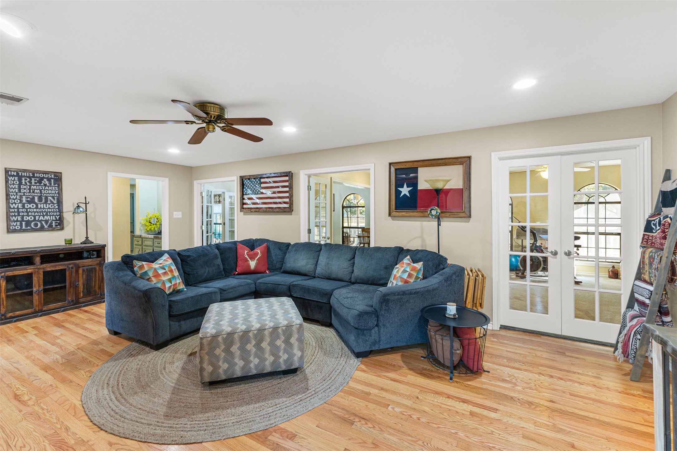 31928 Reids Prairie Road Waller, TX 77484 - Photo 22 of 49 a living room with furniture