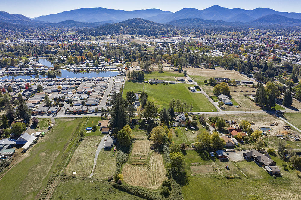 2592 Lower River Road Grants Pass, OR 97526 - Photo 33 of 34 32