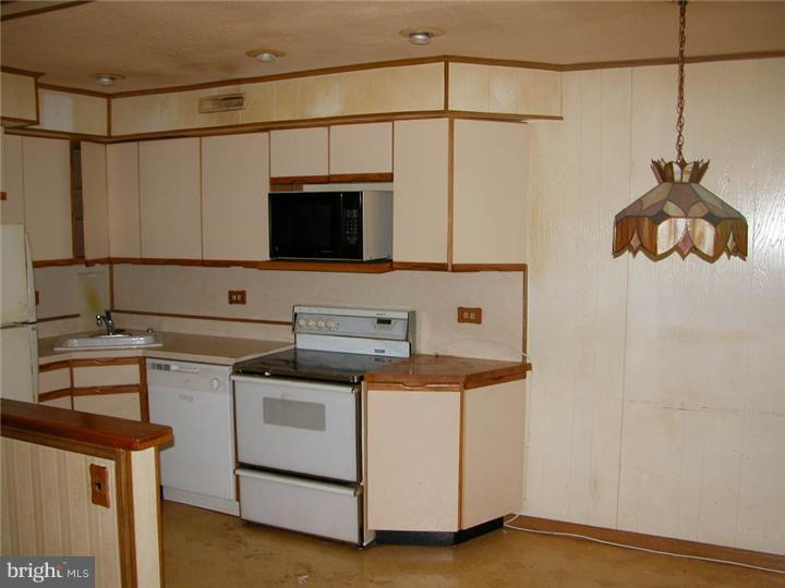 9004 Wesleyan Road Philadelphia, PA 19136 - Photo 3 of 15 Kitchen