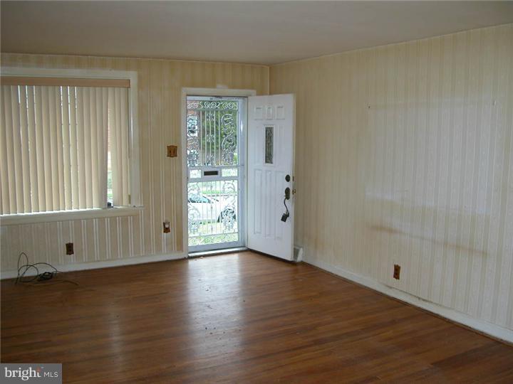 9004 Wesleyan Road Philadelphia, PA 19136 - Photo 5 of 15 Living Room