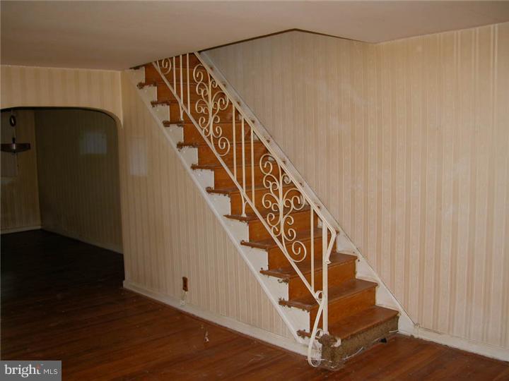 9004 Wesleyan Road Philadelphia, PA 19136 - Photo 6 of 15 Living Room