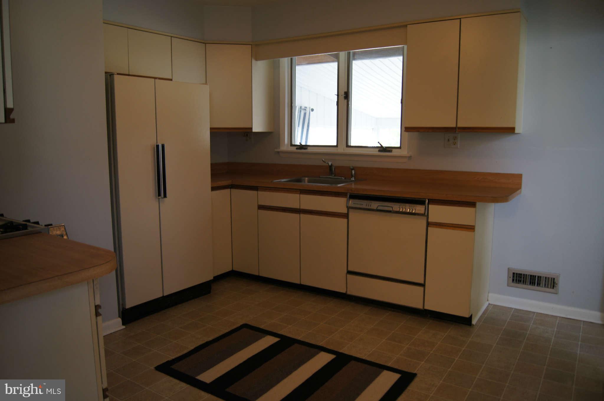 9 Edgemoor Road Timonium, MD 21093 - Photo 11 of 28 Kitchen with room for a table