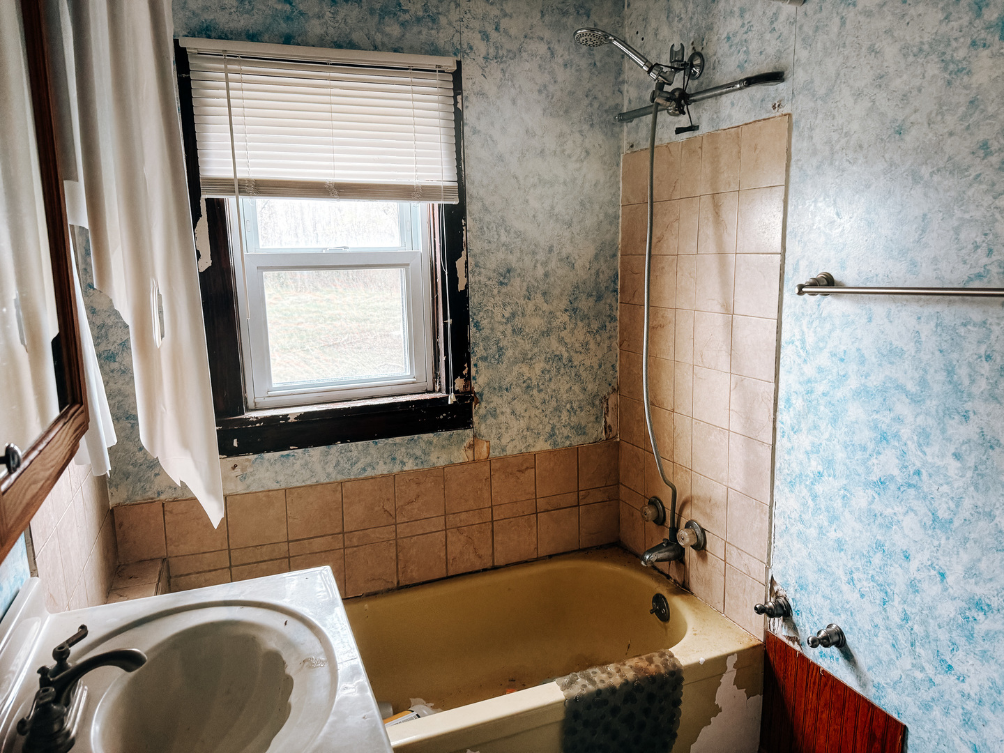 2571 East 1300 North Road Sheldon, IL 60966 - Photo 12 of 20 a bathroom with a sink and a bathtub