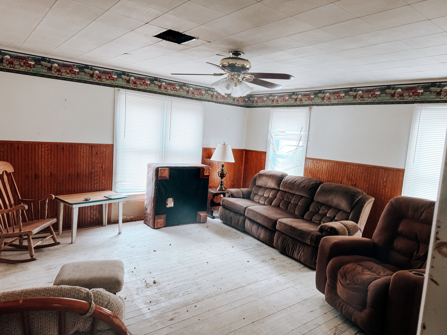 2571 East 1300 North Road Sheldon, IL 60966 - Photo 8 of 20 a living room with furniture a ceiling fan and a window