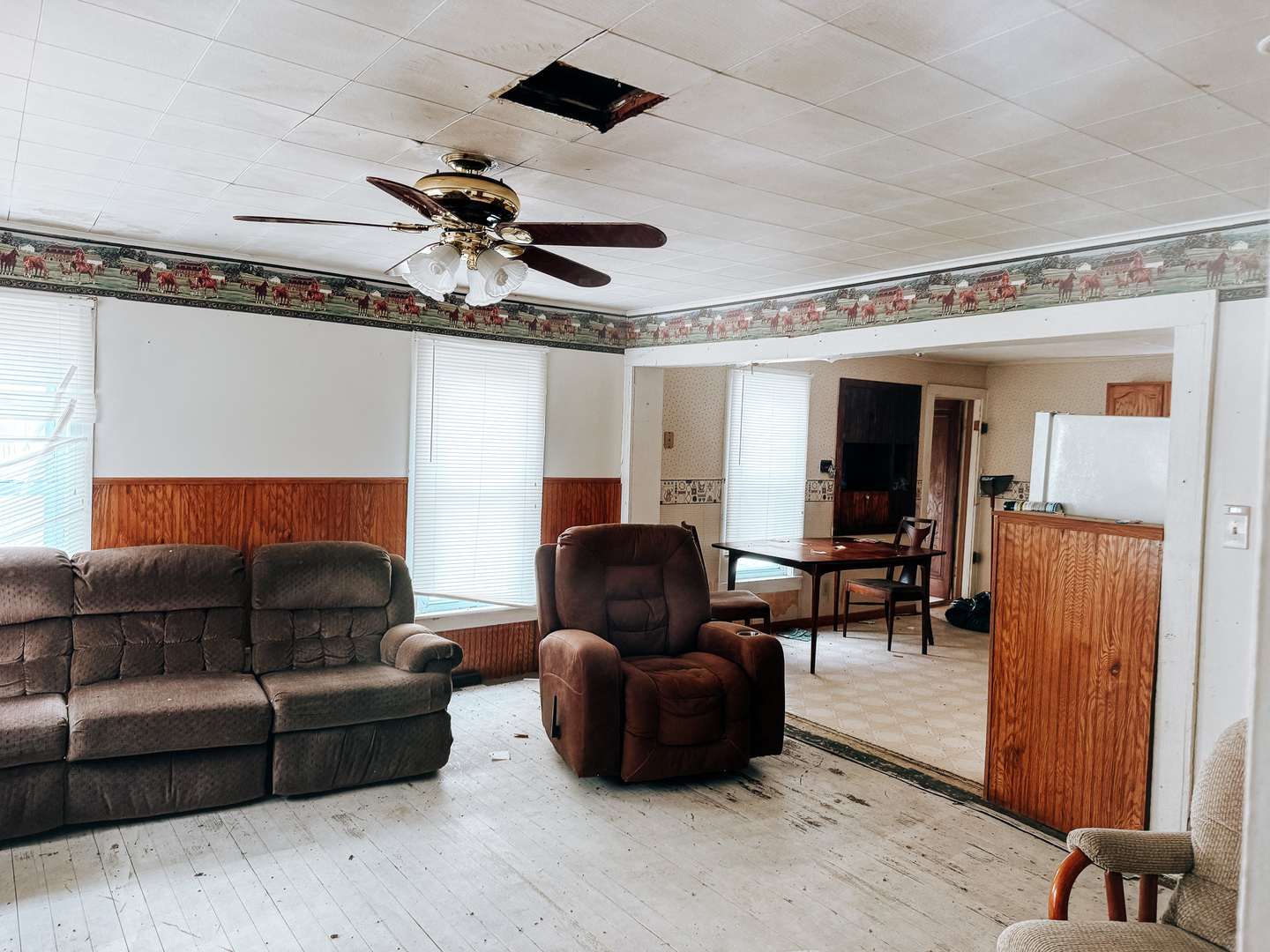 2571 East 1300 North Road Sheldon, IL 60966 - Photo 9 of 20 a living room with furniture