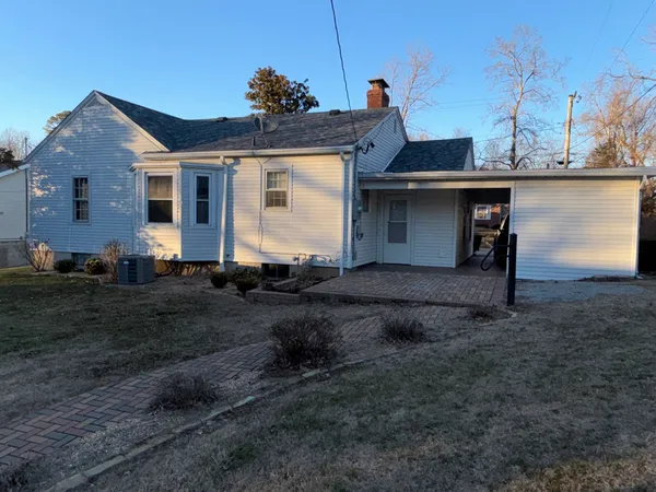 a view of a house with a backyard