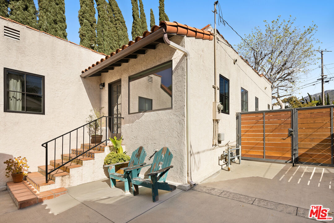 3320 Community Avenue Glendale, CA 91214 - Photo 20 of 32 a view of a patio with a table and chairs