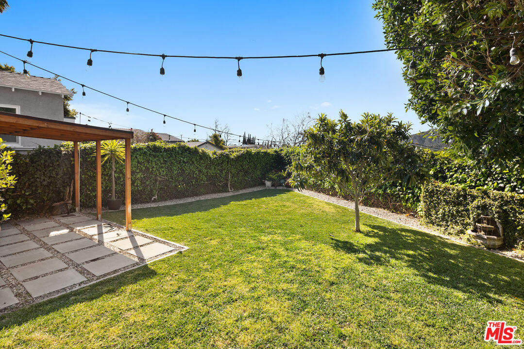 3320 Community Avenue Glendale, CA 91214 - Photo 25 of 32 a view of a backyard