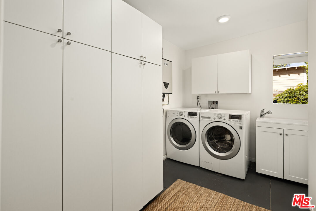 3320 Community Avenue Glendale, CA 91214 - Photo 29 of 32 a utility room with dryer and washer