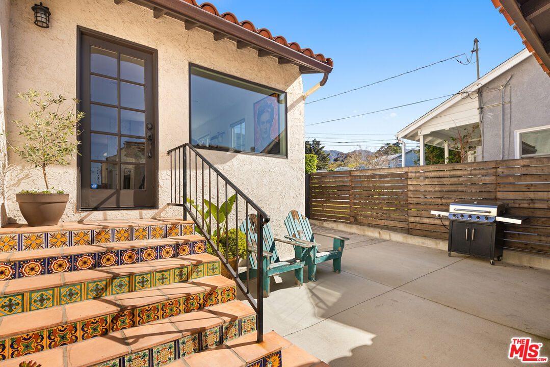 3320 Community Avenue Glendale, CA 91214 - Photo 30 of 32 a view of a patio with a table and chairs