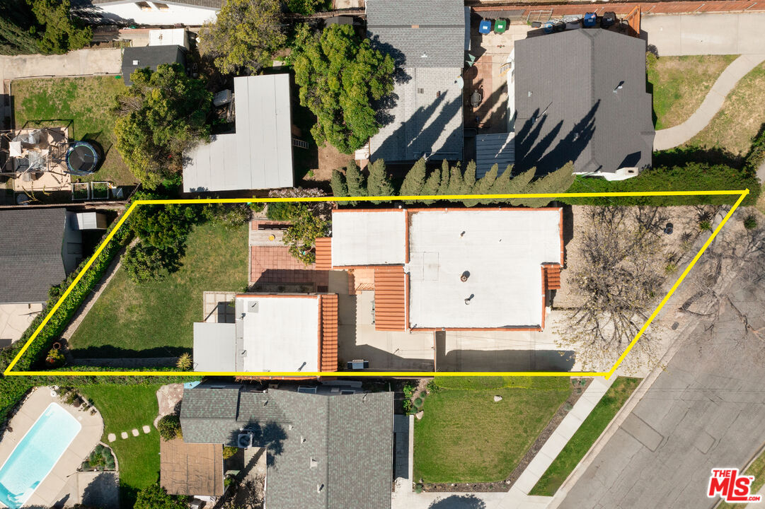 3320 Community Avenue Glendale, CA 91214 - Photo 31 of 32 an aerial view of a house