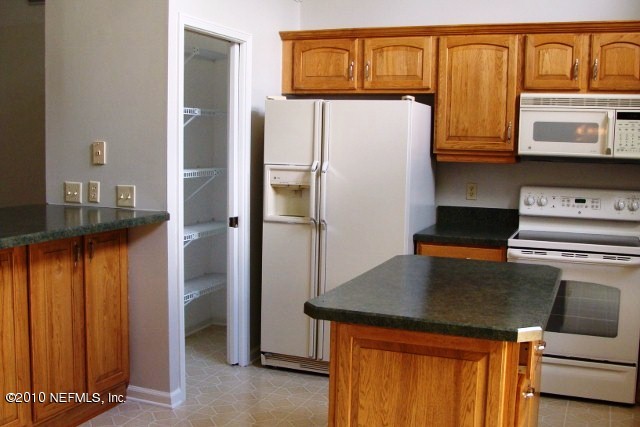 10571 Hampton Road Jacksonville, FL 32257 - Photo 5 of 12 Kitchen