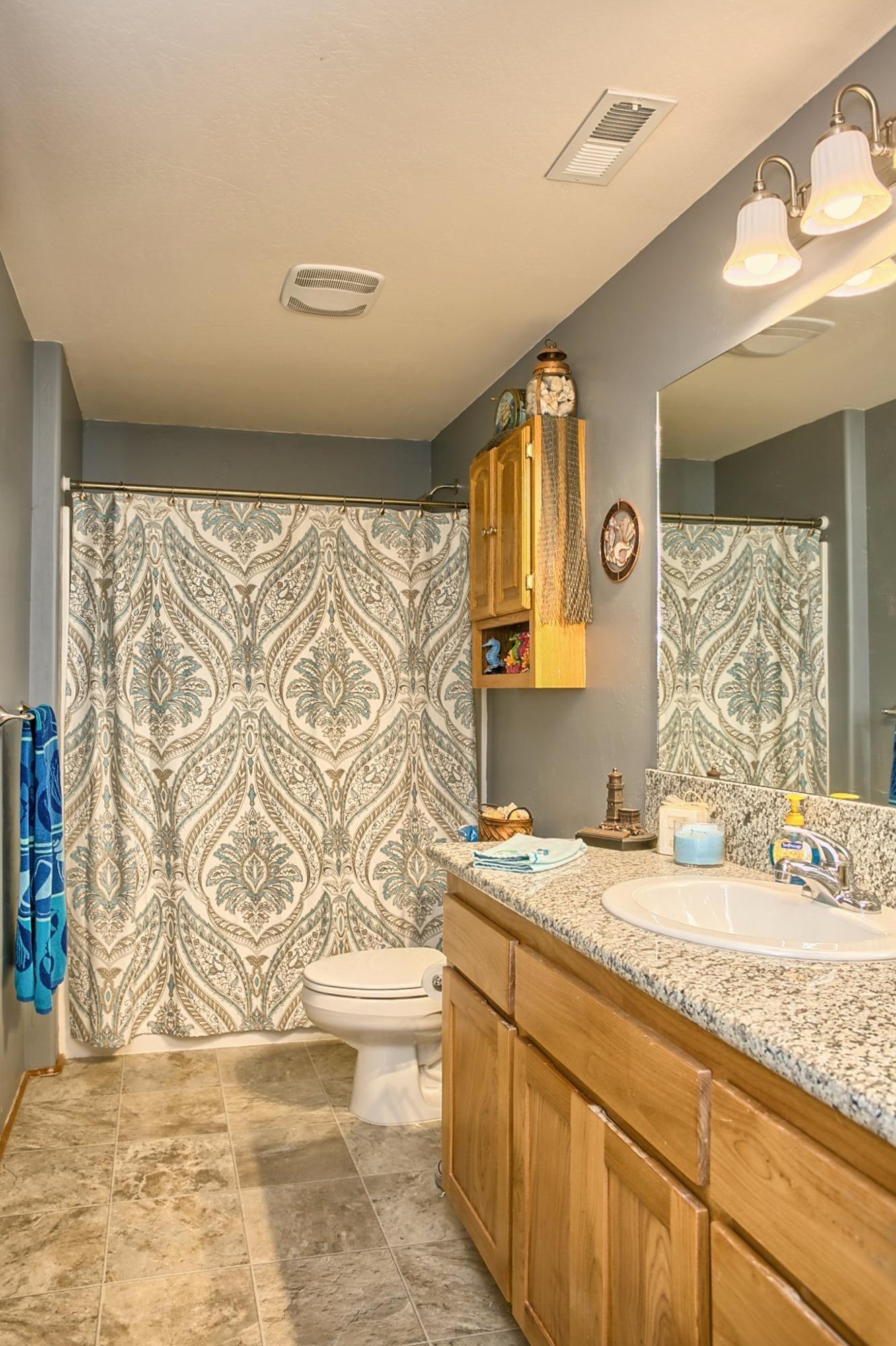 569 Barton Road Eagle Point, OR 97524 - Photo 19 of 23 Guest bathroom with shower/tub combo and