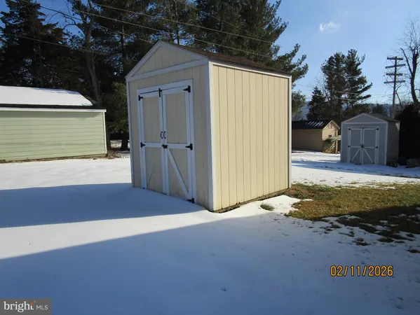 a view of a house with backyard and tree